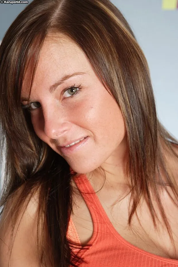 Ninfeta dos peitões gostosos toda nua em fotos quentes