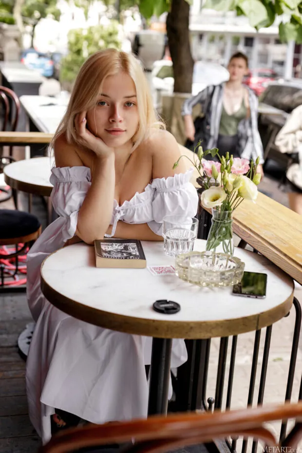 Ninfetinha loira gostosa greluda peladinha em fotos