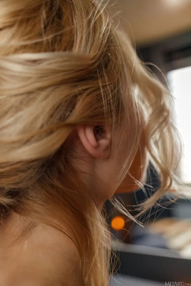 Ninfetinha loira gostosa greluda peladinha em fotos